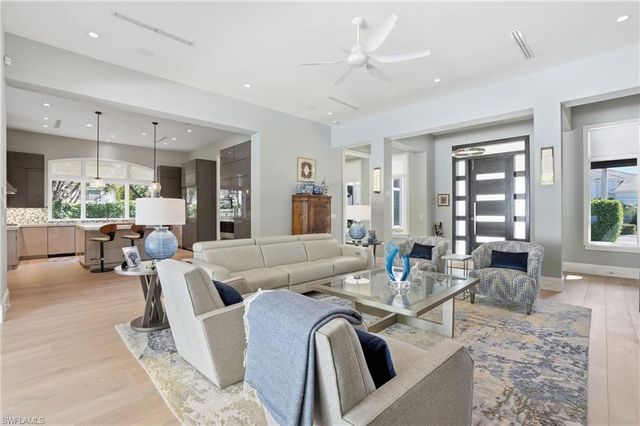 725 Harbour DR, Naples, FL 34103