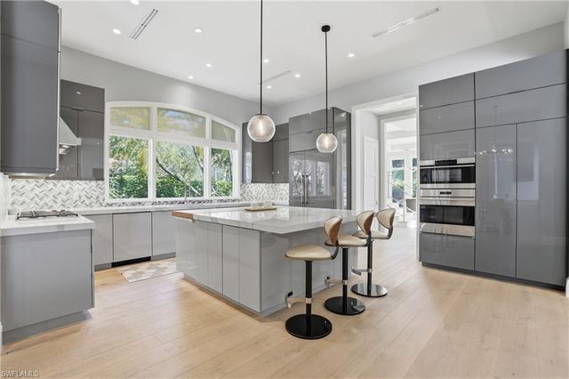 725 Harbour DR, Naples, FL 34103