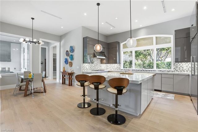 725 Harbour DR, Naples, FL 34103