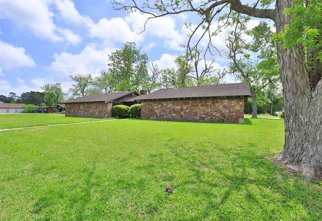 7807 Pecan Forest Lane, Baytown, TX 77521
