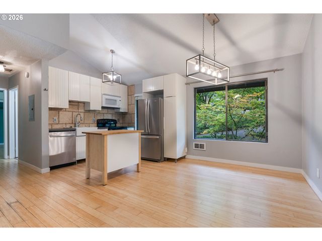 7556 Sw BARNES Rd A, Portland, OR 97225