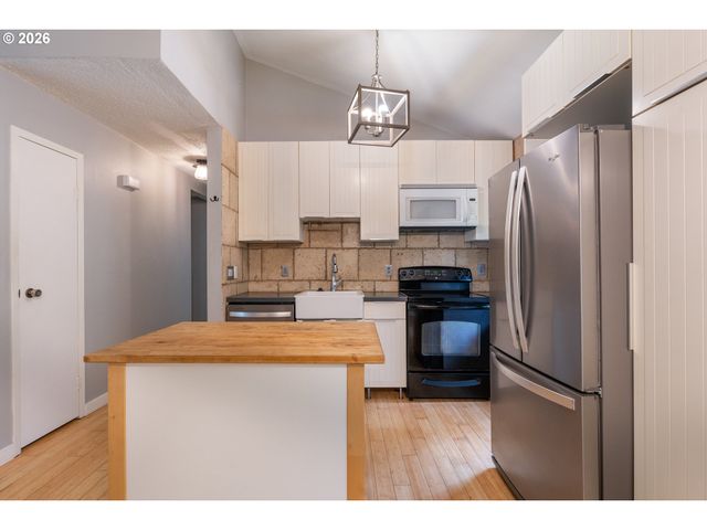 7556 Sw BARNES Rd A, Portland, OR 97225