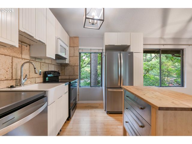 7556 Sw BARNES Rd A, Portland, OR 97225