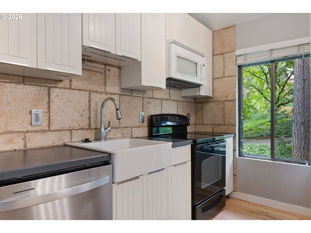 7556 Sw BARNES Rd A, Portland, OR 97225