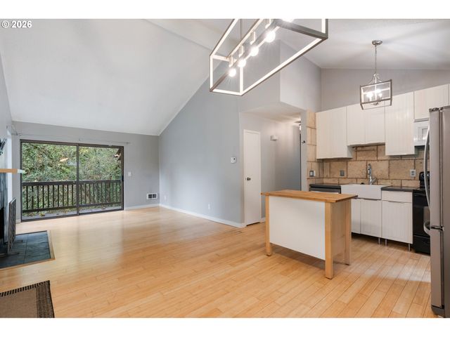 7556 Sw BARNES Rd A, Portland, OR 97225