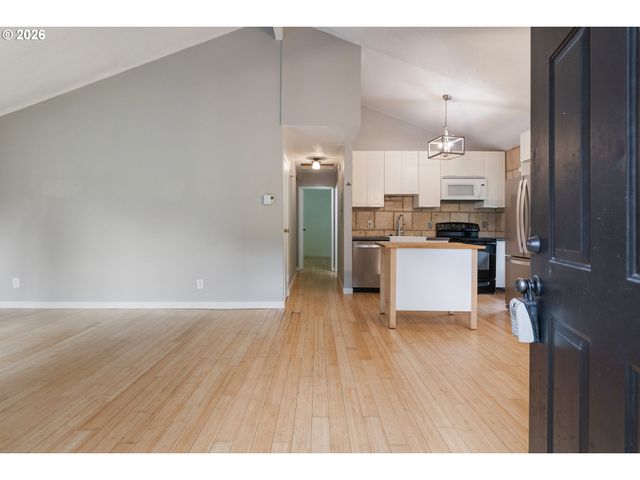 7556 Sw BARNES Rd A, Portland, OR 97225