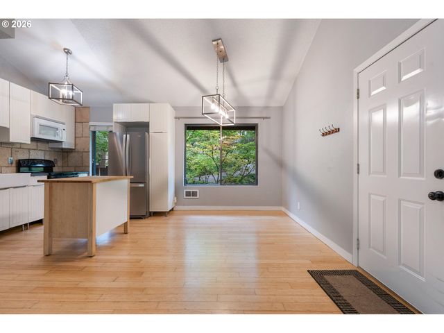 7556 Sw BARNES Rd A, Portland, OR 97225