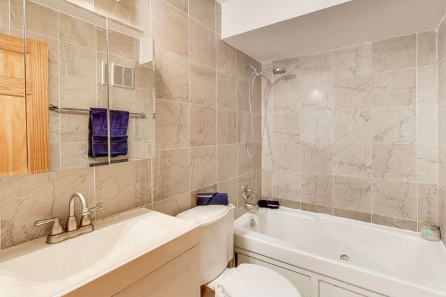 9420 Bay Colony Drive 2E, Des Plaines, IL 60016