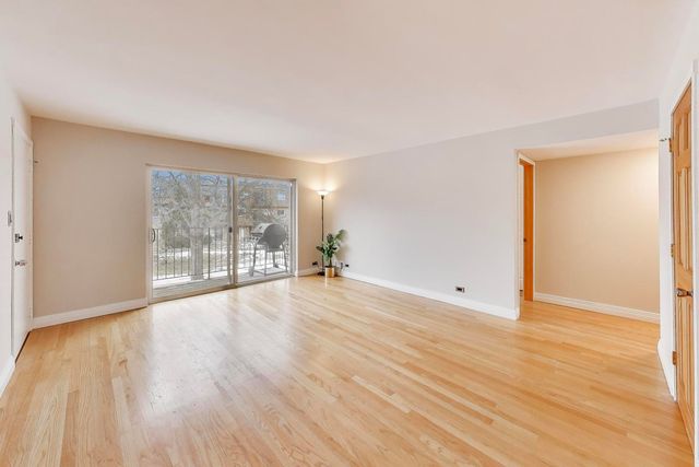 9420 Bay Colony Drive 2E, Des Plaines, IL 60016