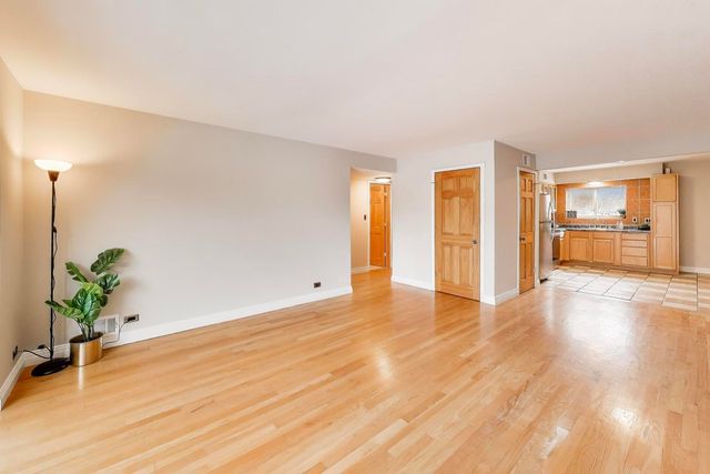 9420 Bay Colony Drive 2E, Des Plaines, IL 60016