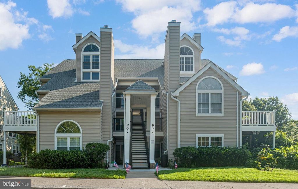 Image 1 of property listing at 907 HILLSIDE LAKE TER #512, Gaithersburg, MD 20878