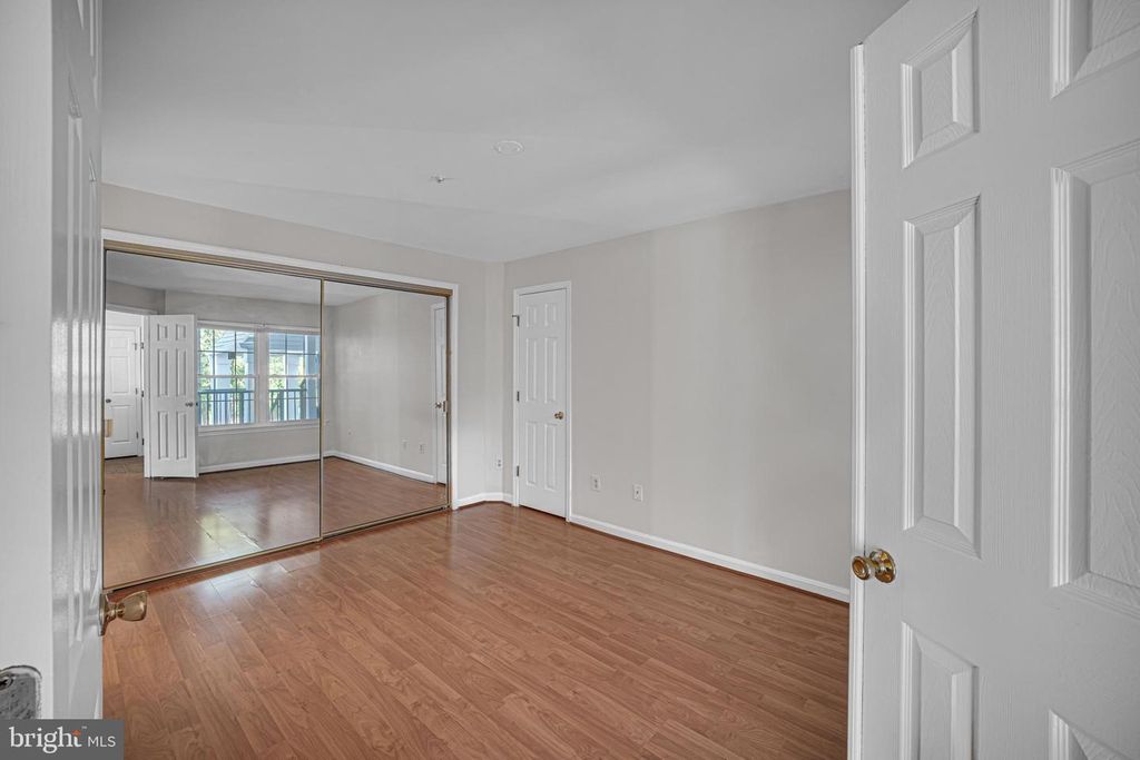 Image 10 of property listing at 907 HILLSIDE LAKE TER #512, Gaithersburg, MD 20878