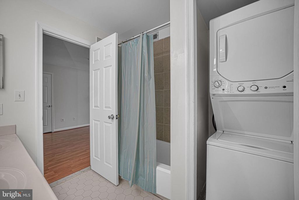 Image 11 of property listing at 907 HILLSIDE LAKE TER #512, Gaithersburg, MD 20878
