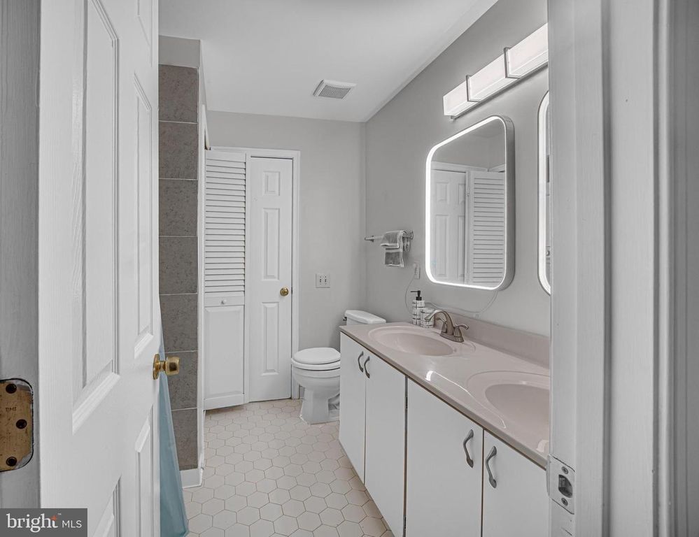 Image 12 of property listing at 907 HILLSIDE LAKE TER #512, Gaithersburg, MD 20878
