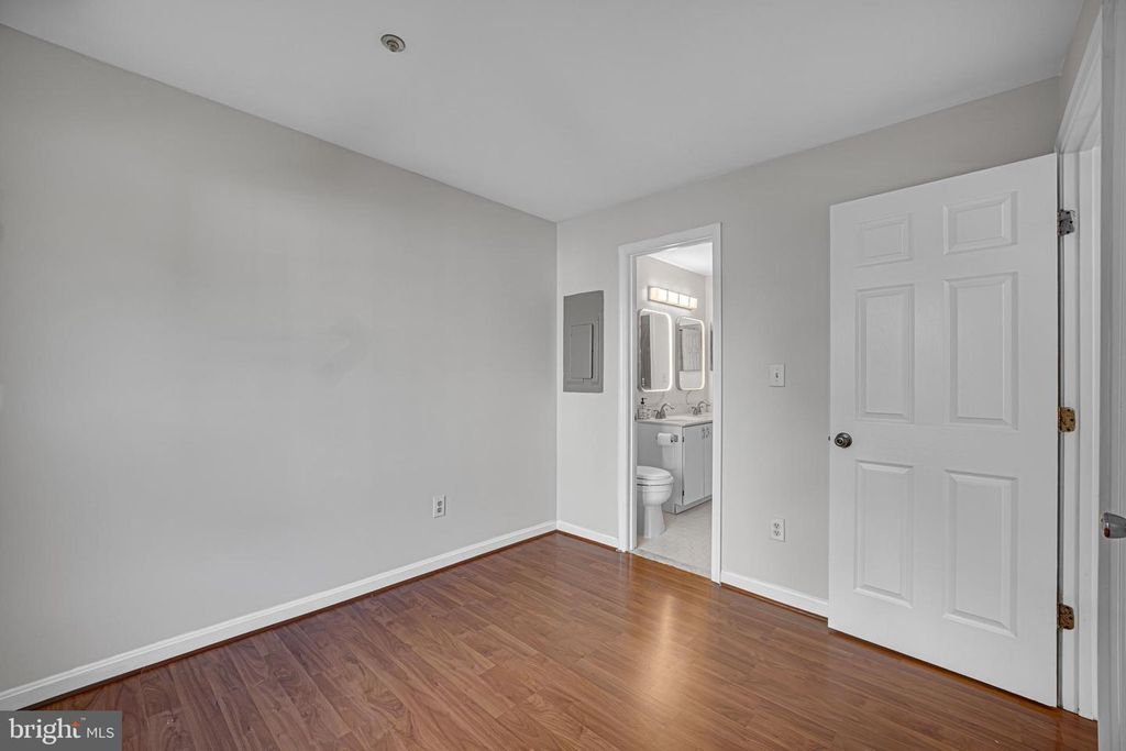 Image 13 of property listing at 907 HILLSIDE LAKE TER #512, Gaithersburg, MD 20878