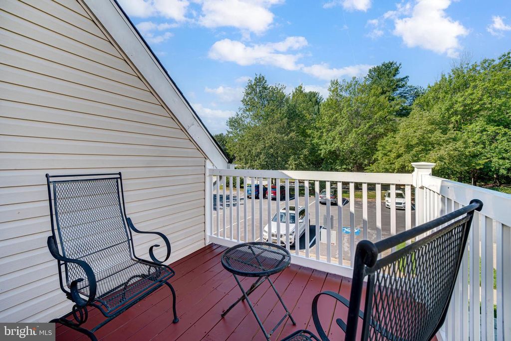 Image 14 of property listing at 907 HILLSIDE LAKE TER #512, Gaithersburg, MD 20878