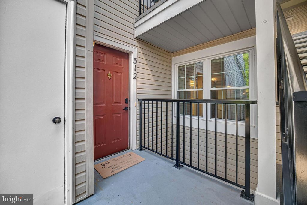 Image 15 of property listing at 907 HILLSIDE LAKE TER #512, Gaithersburg, MD 20878