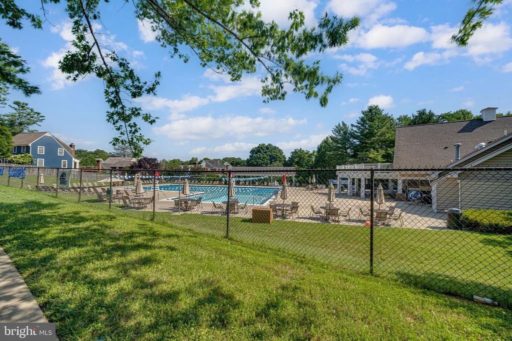 Image 17 of property listing at 907 HILLSIDE LAKE TER #512, Gaithersburg, MD 20878