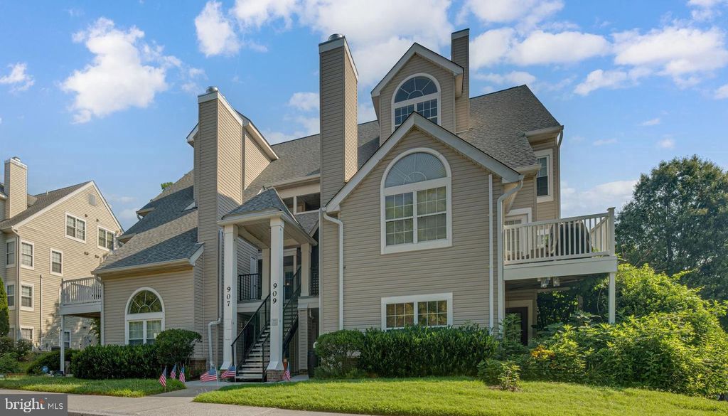 Image 2 of property listing at 907 HILLSIDE LAKE TER #512, Gaithersburg, MD 20878