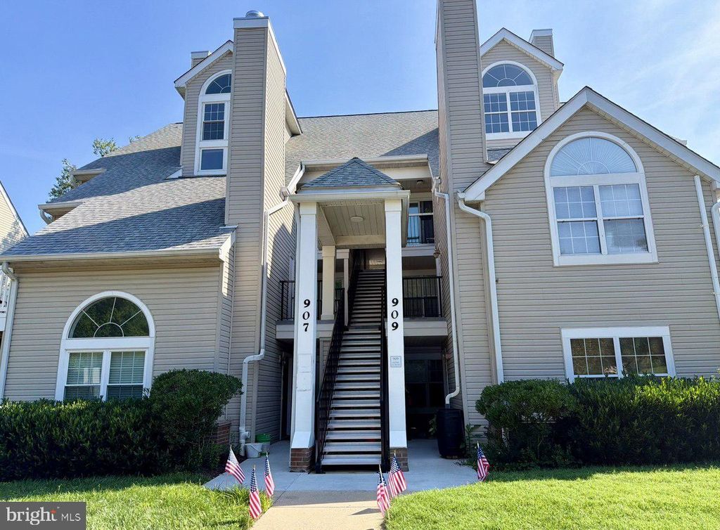 Image 21 of property listing at 907 HILLSIDE LAKE TER #512, Gaithersburg, MD 20878