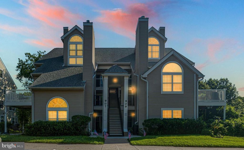 Image 22 of property listing at 907 HILLSIDE LAKE TER #512, Gaithersburg, MD 20878
