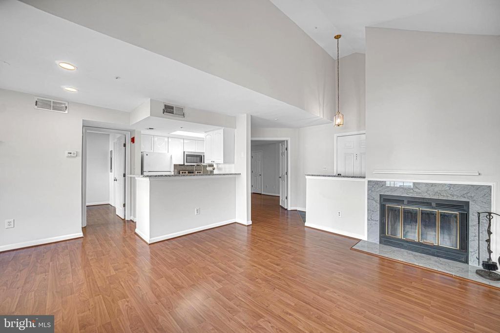 Image 3 of property listing at 907 HILLSIDE LAKE TER #512, Gaithersburg, MD 20878