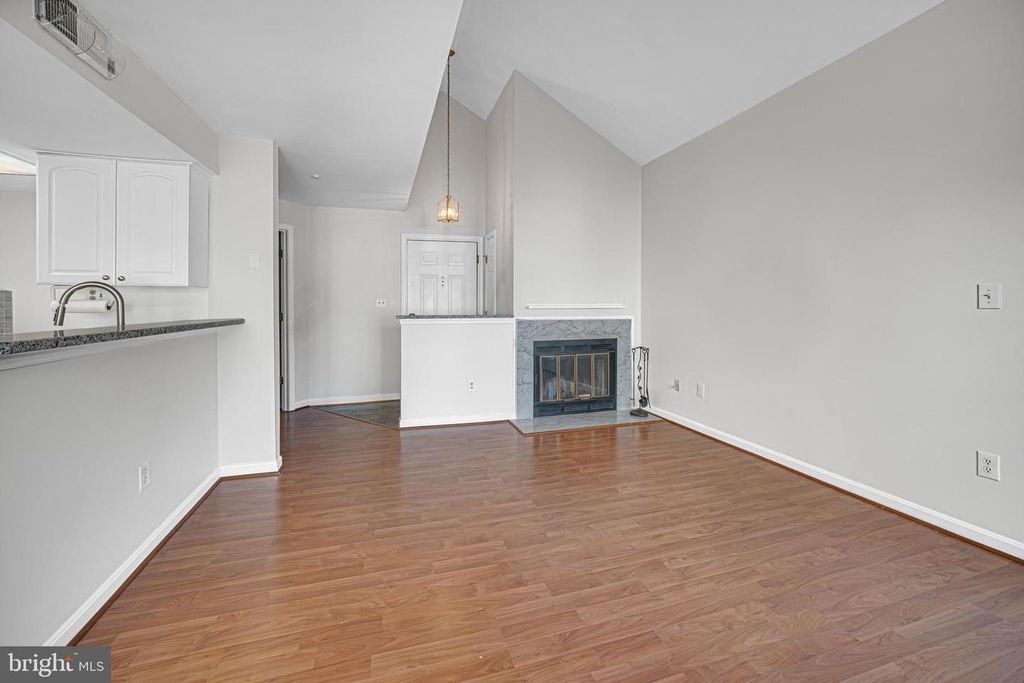 Image 4 of property listing at 907 HILLSIDE LAKE TER #512, Gaithersburg, MD 20878