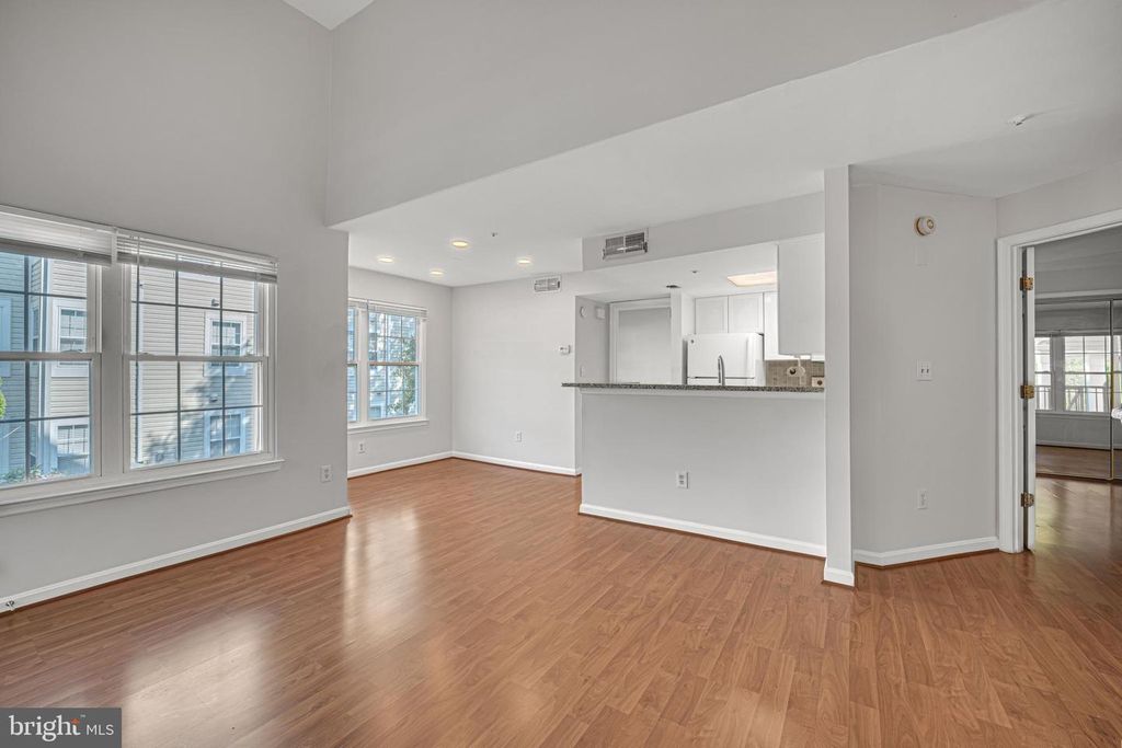 Image 5 of property listing at 907 HILLSIDE LAKE TER #512, Gaithersburg, MD 20878