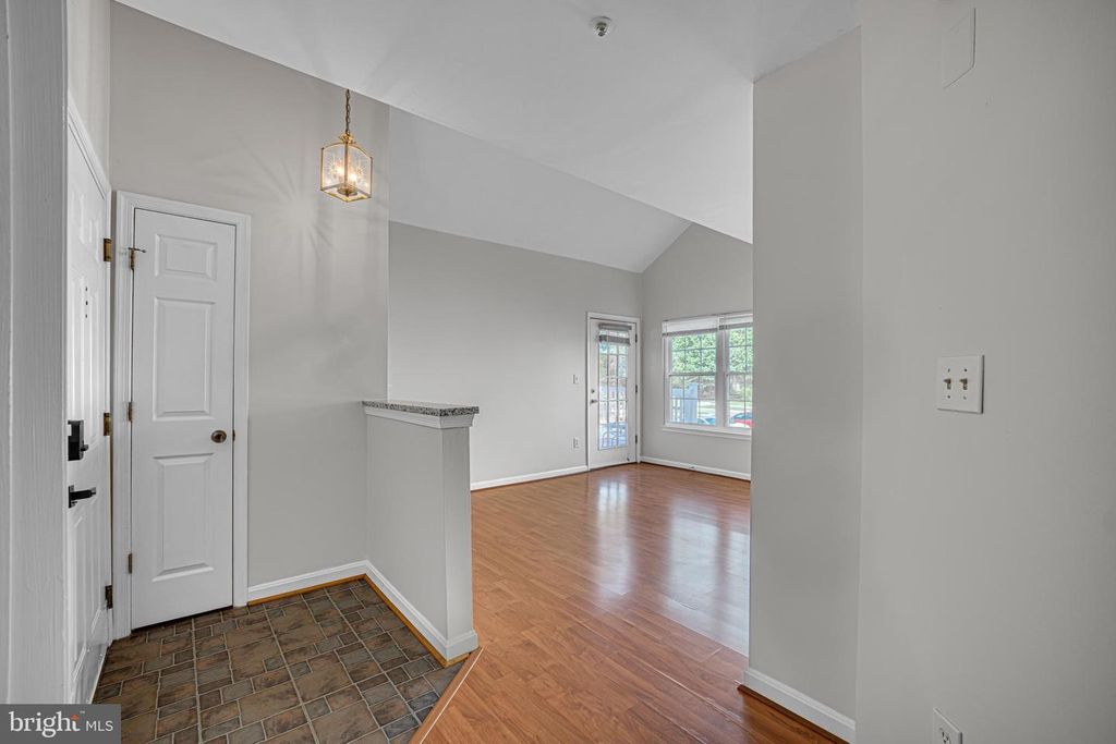 Image 6 of property listing at 907 HILLSIDE LAKE TER #512, Gaithersburg, MD 20878