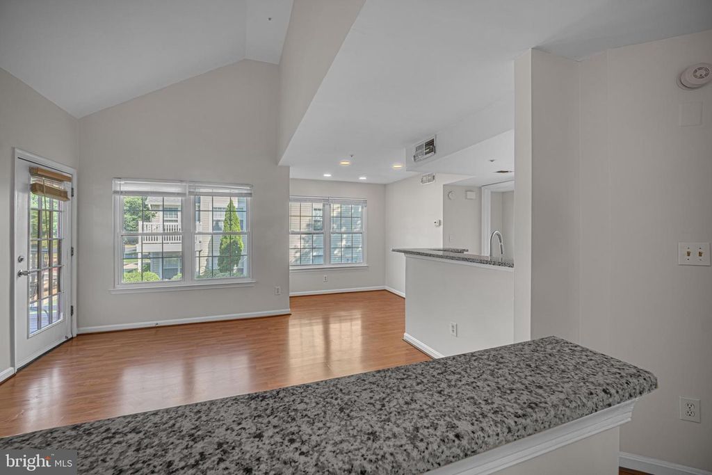 Image 7 of property listing at 907 HILLSIDE LAKE TER #512, Gaithersburg, MD 20878
