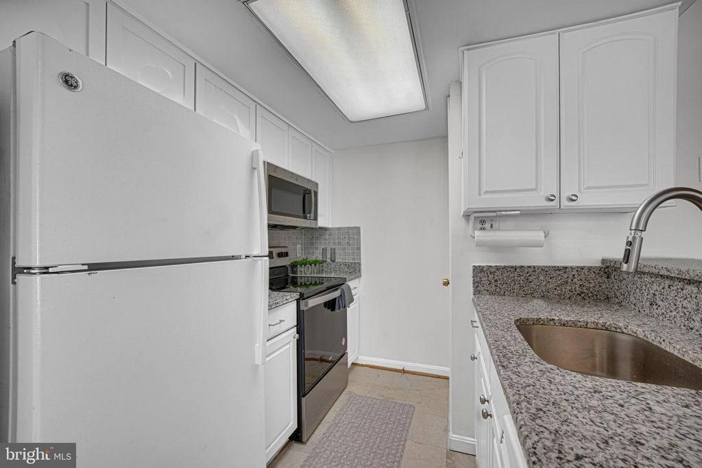 Image 8 of property listing at 907 HILLSIDE LAKE TER #512, Gaithersburg, MD 20878