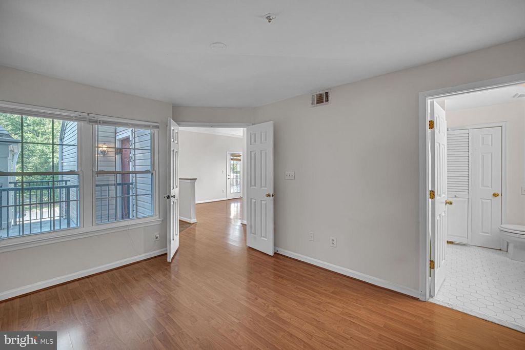 Image 9 of property listing at 907 HILLSIDE LAKE TER #512, Gaithersburg, MD 20878