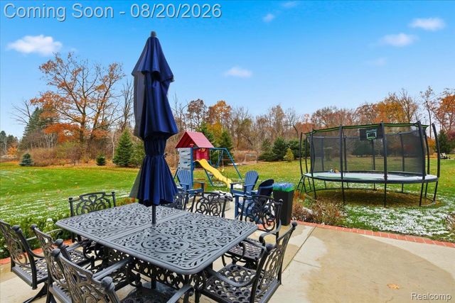283 Westbrooke Drive, Oakland Charter Township, MI 48363