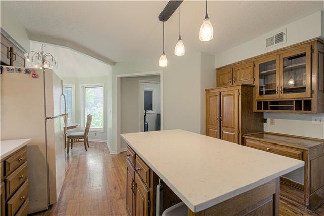2452 NW Valley View Drive, Lee's Summit, MO 64081