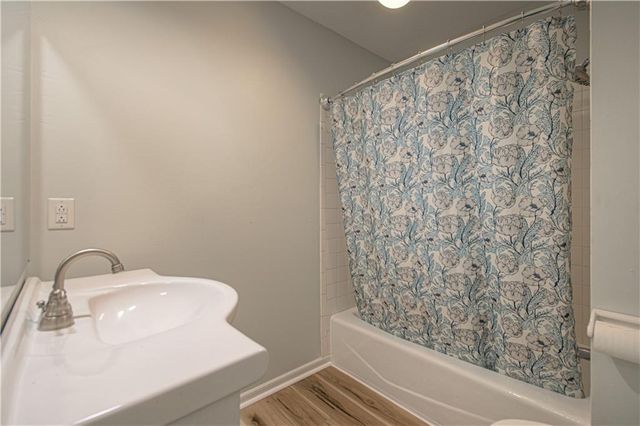 2452 NW Valley View Drive, Lee's Summit, MO 64081