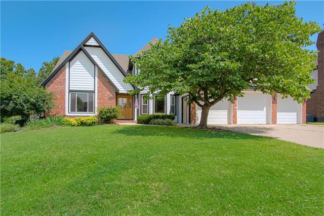 2452 NW Valley View Drive, Lee's Summit, MO 64081
