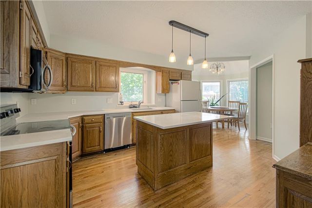 2452 NW Valley View Drive, Lee's Summit, MO 64081
