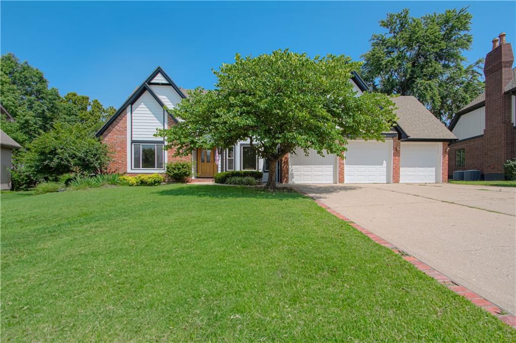 2452 NW Valley View Drive, Lee's Summit, MO 64081
