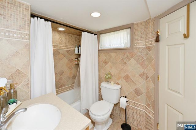 71 Ringwood Avenue, Pompton Lakes, NJ 07442