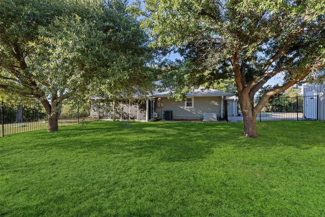 2104 W Holiday, Fate, TX 75087