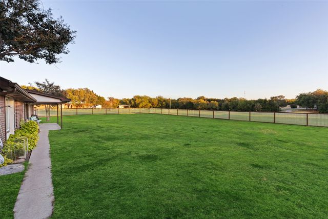 2104 W Holiday, Fate, TX 75087