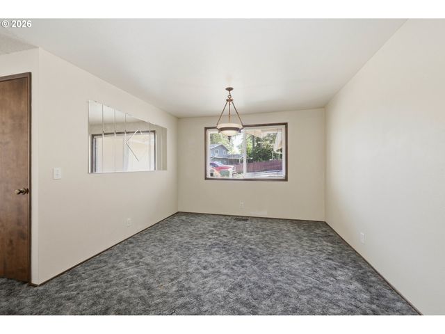488 CASCADE Dr, Springfield, OR 97478