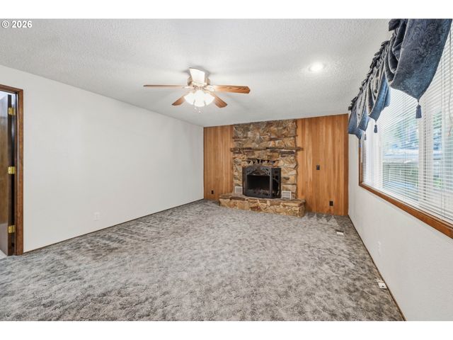 488 CASCADE Dr, Springfield, OR 97478