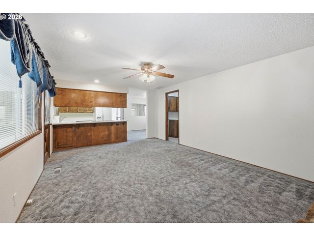 488 CASCADE Dr, Springfield, OR 97478