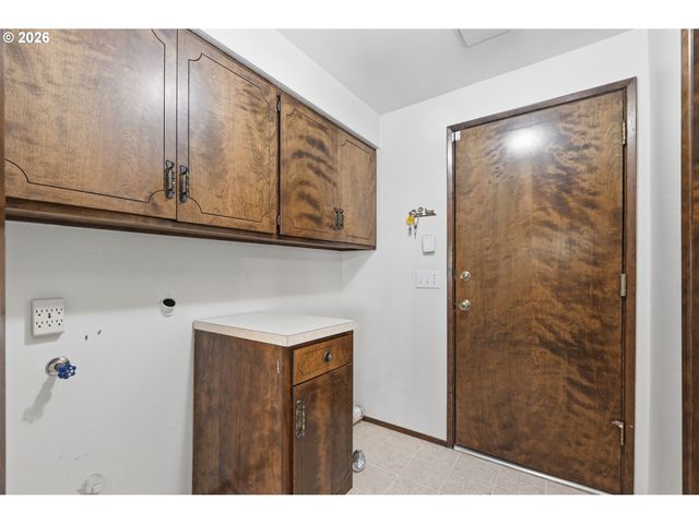 488 CASCADE Dr, Springfield, OR 97478