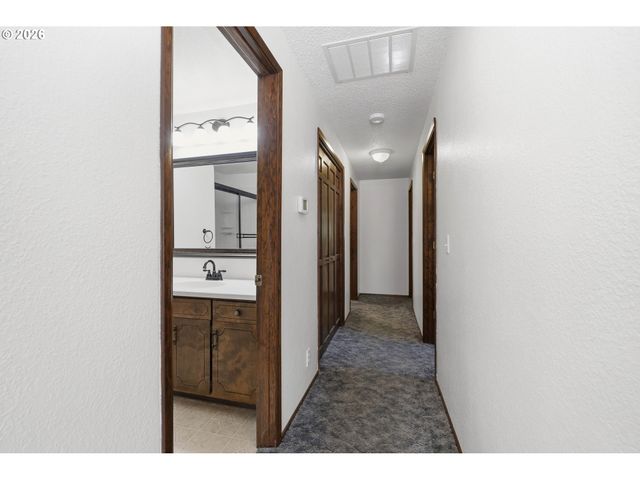 488 CASCADE Dr, Springfield, OR 97478