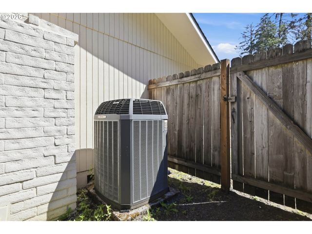 488 CASCADE Dr, Springfield, OR 97478