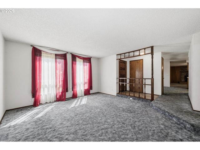 488 CASCADE Dr, Springfield, OR 97478