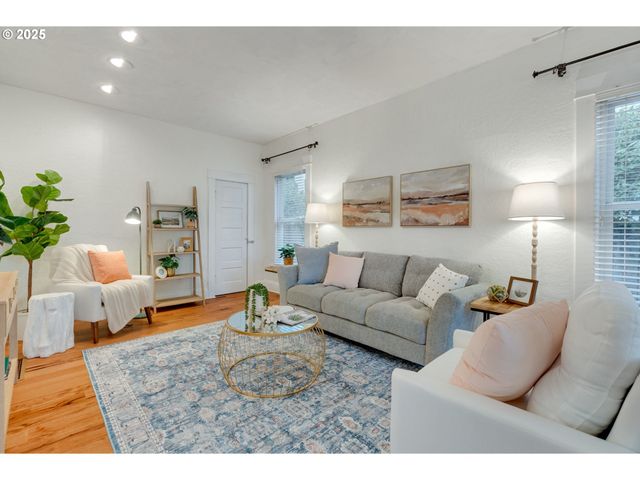 1566 Se SHERRETT St A, Portland, OR 97202