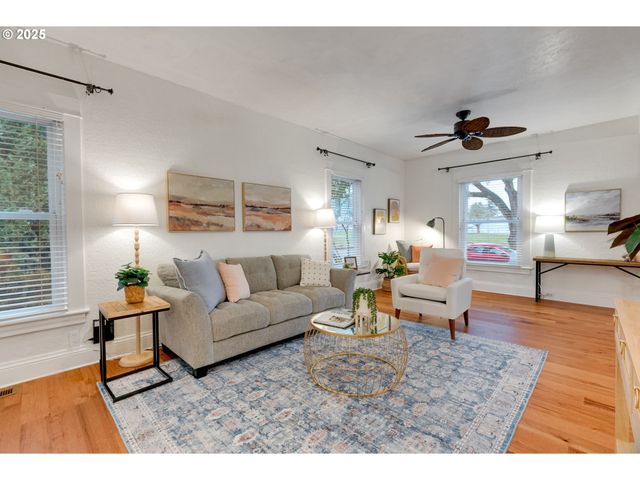 1566 Se SHERRETT St A, Portland, OR 97202